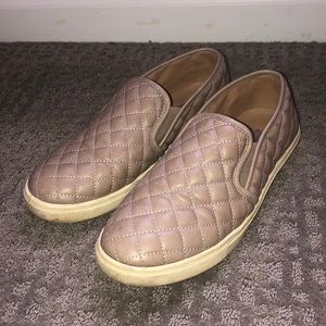 Steve Madden tan quilted flats